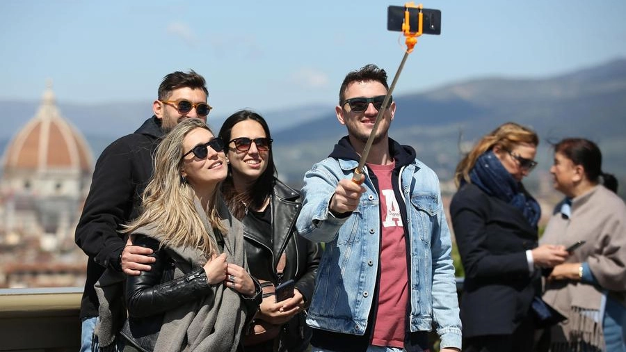 Turisti alle prese con un selfie in piazzale Michelangelo a Firenze 