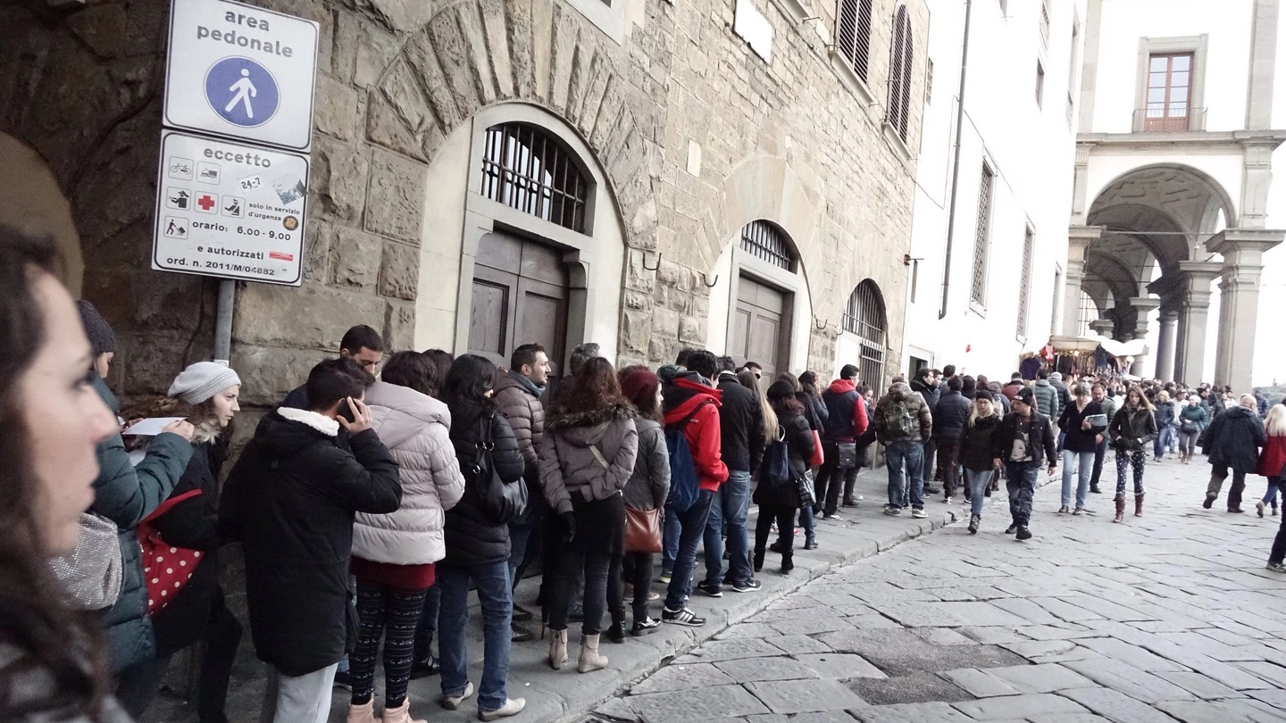 La fila per poter ammirare i capolavori della Galleria degli Uffizi La fila per poter ammirare i capolavori della Galleria degli Uffizi