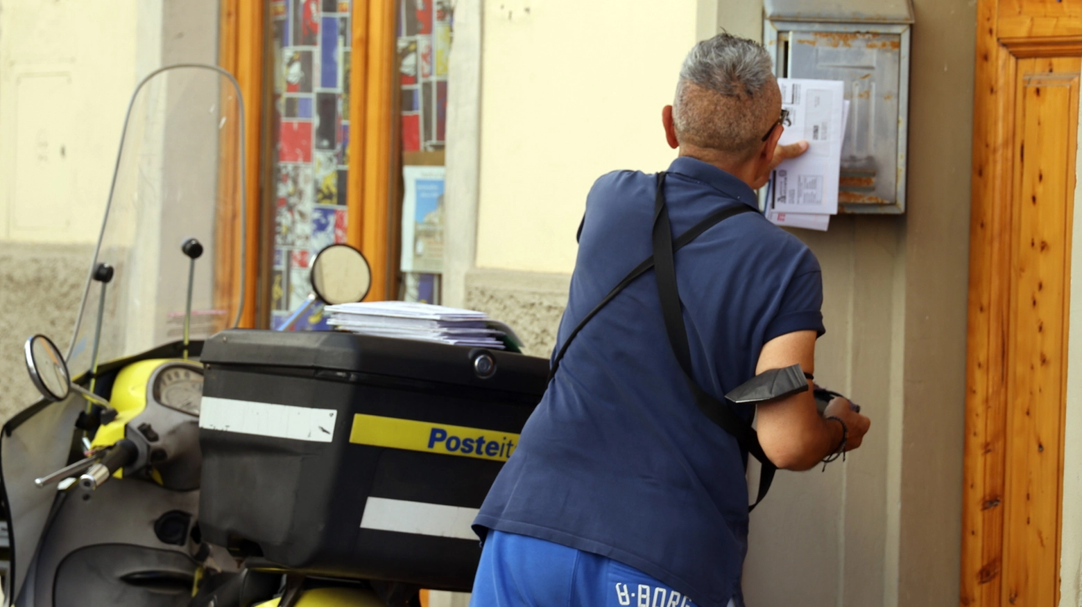 Un postino a lavoro (Foto Germogli) Un postino a lavoro (Foto Germogli)