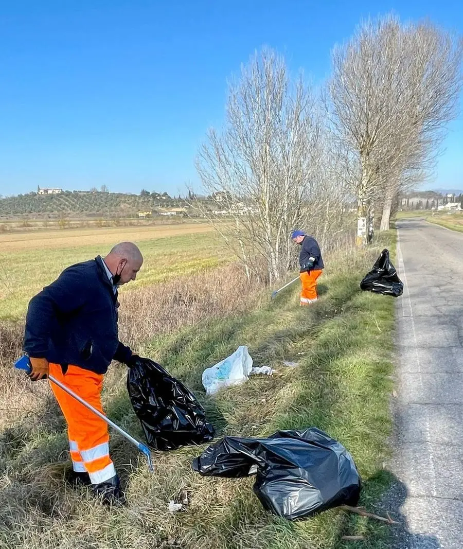 Rifiuti, venti quintali tolti dai bordi delle strade