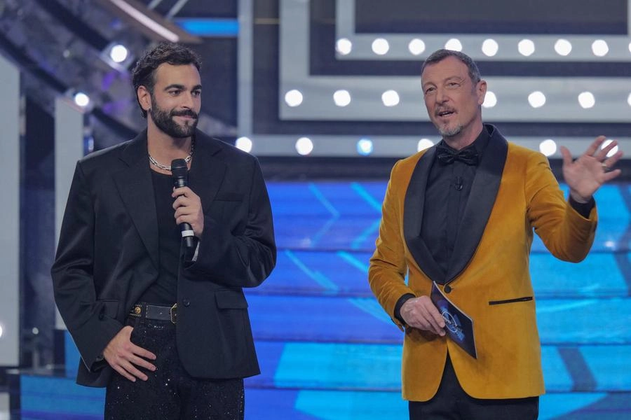 Marco Mengoni e Amadeus durante la serata finale di Sanremo Giovani (Ansa)