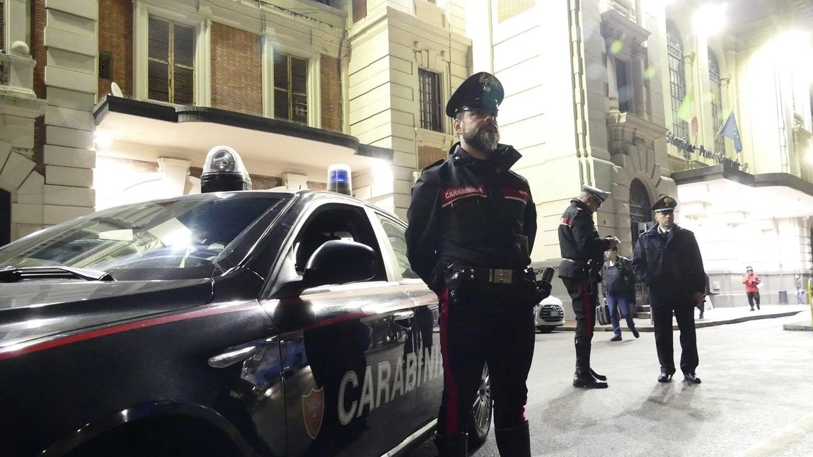 Carabinieri sorvegliano la stazione centrale di Prato