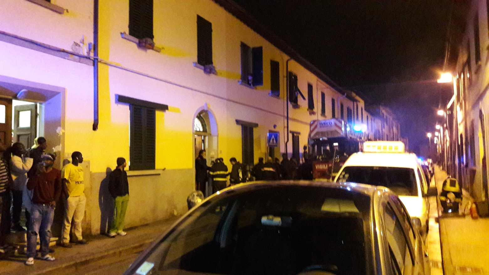 L'incendio in via Umberto I a Poggio e i profughi che abitano davanti alla casa