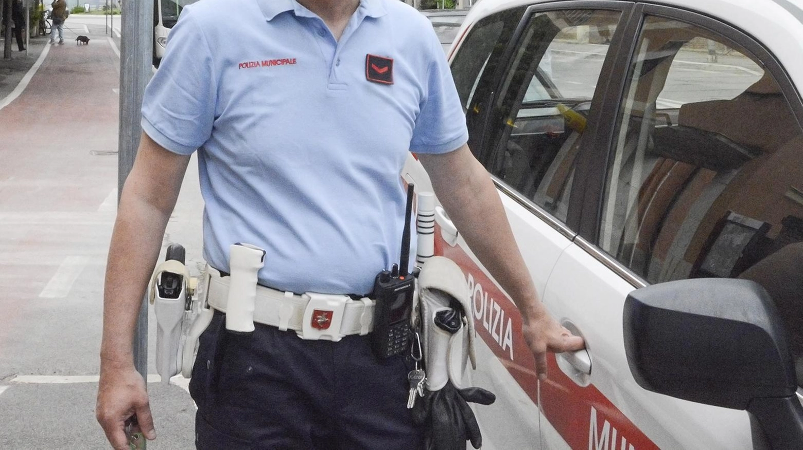 Autocarri abbandonati e scarti edili nel deposito. Scatta la rimozione Autocarri abbandonati e scarti edili nel deposito. Scatta la rimozione
