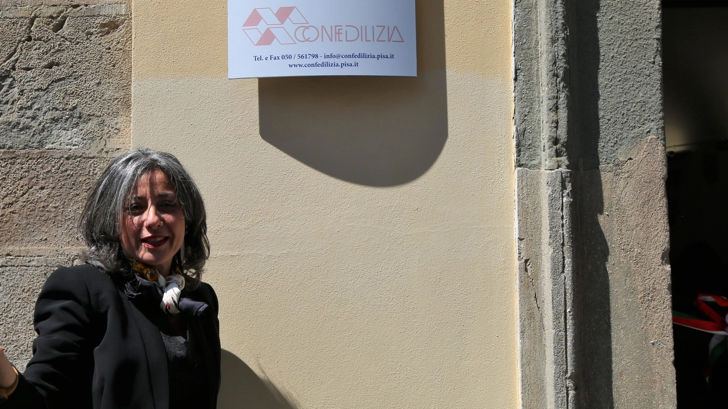 La presidente di Confedilizia Pisa, Barbara Gambini, davanti alla nuova sede dell’associazione, in via Santa Maria