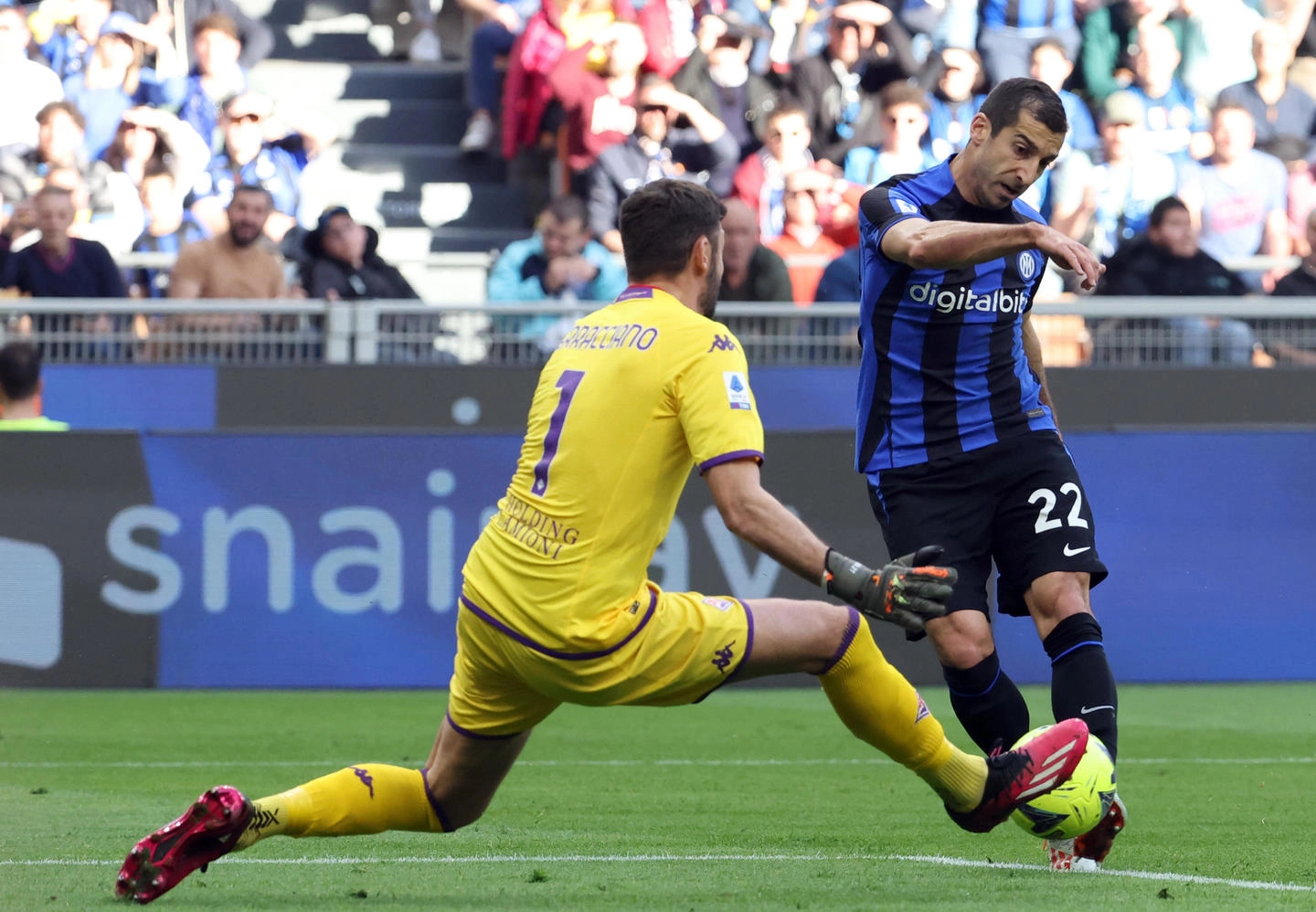 Fiorentina�s goalkeeper Pietro Terracciano (L) challenges for the ball  Inter Milan�s Henrih Mkhitaryan during the Italian serie A soccer match between Fc Inter  and Fiorentina Giuseppe Meazza stadium in Milan, 1 April  2023.ANSA / MATTEO BAZZI
