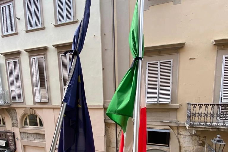 Bandiere a mezz'asta a palazzo Banci Buonamici