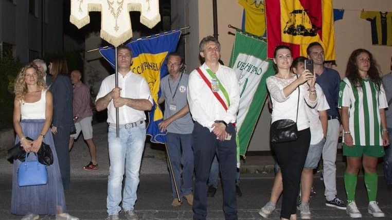 Colori, luci e goliardia in strada  Arriva il Palio dei rioni a Vecchiano