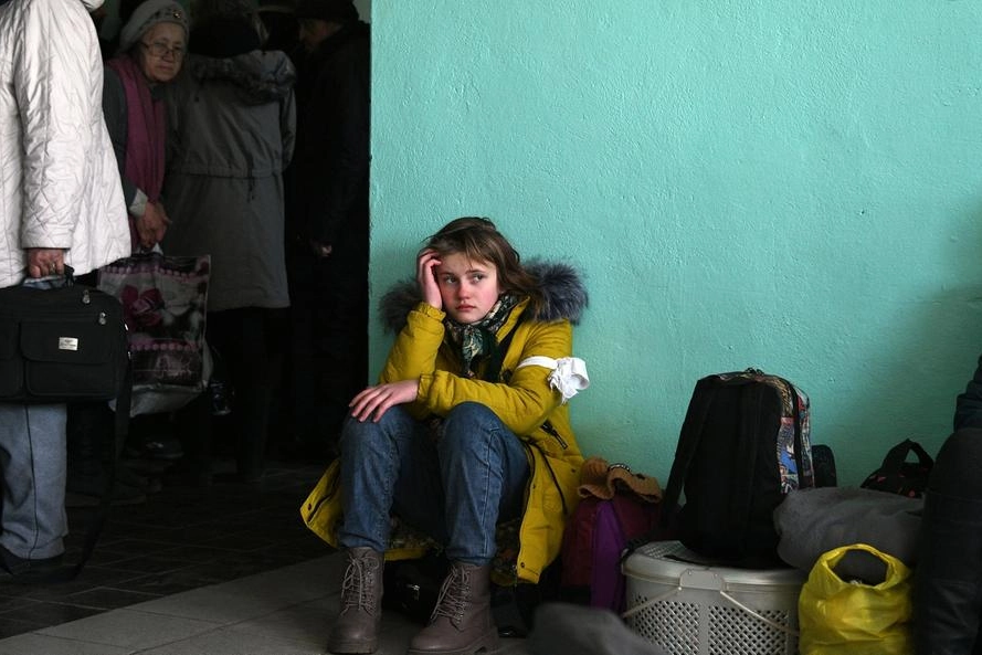 Rifugiati da Mariupol nel villaggio di Bezymennoye, Donetsk (Ansa)