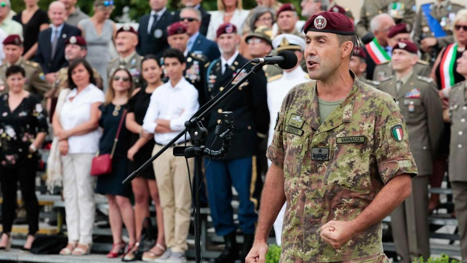 Pericolo sorpasso Ma stavolta è a destra Pericolo sorpasso Ma stavolta è a destra