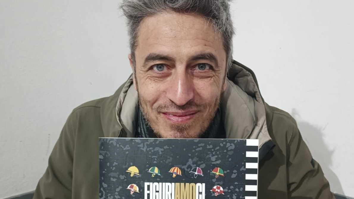 Anche Pif ’stregato’ dalle figurine L’album sui fantini del Palio conquista lo scrittore e videomaker Anche Pif ’stregato’ dalle figurine L’album sui fantini del Palio conquista lo scrittore e videomaker