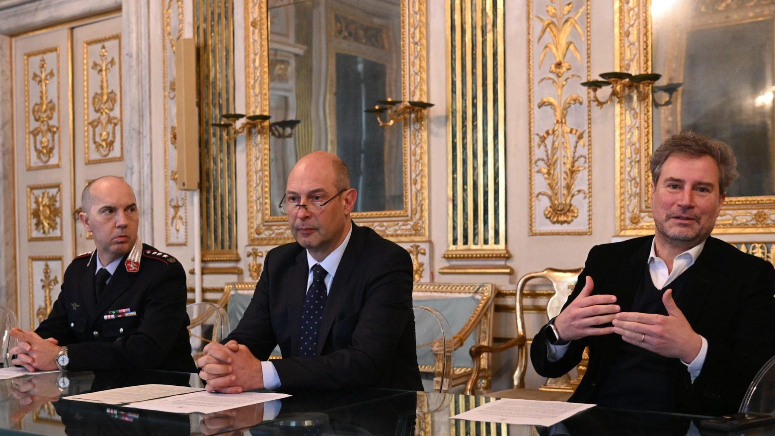 Controlli in Ztl: 45 multe in sei ore Giro di vite sulla giungla dei corrieri Controlli in Ztl: 45 multe in sei ore Giro di vite sulla giungla dei corrieri