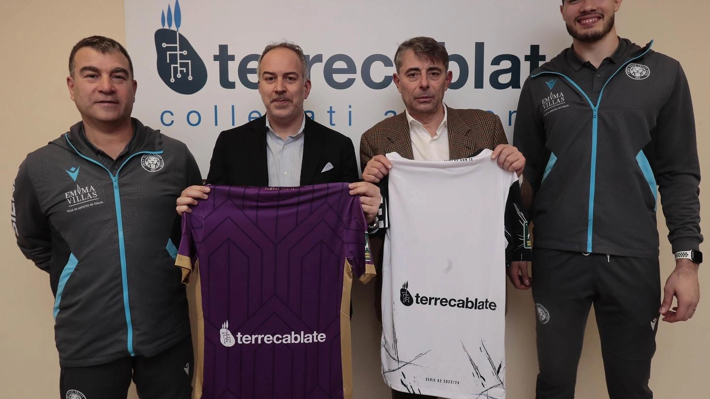 Emma Villas torna a casa dopo l'esilio forzato: due giorni al ritorno al PalaEstra. Si punta su un vero fattore campo per scardinare la resistenza di Cuneo. Terrecablate e Emma Villas rinnovano la partnership con un impegno nel sociale.