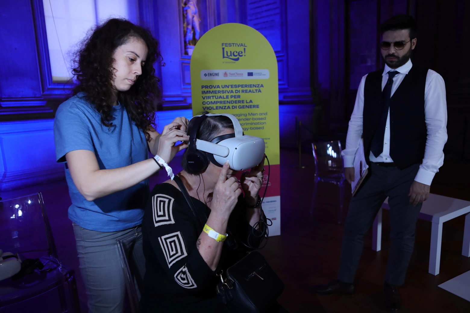 Il casco di realtà virtuale per capire cosa prova una donna molestata