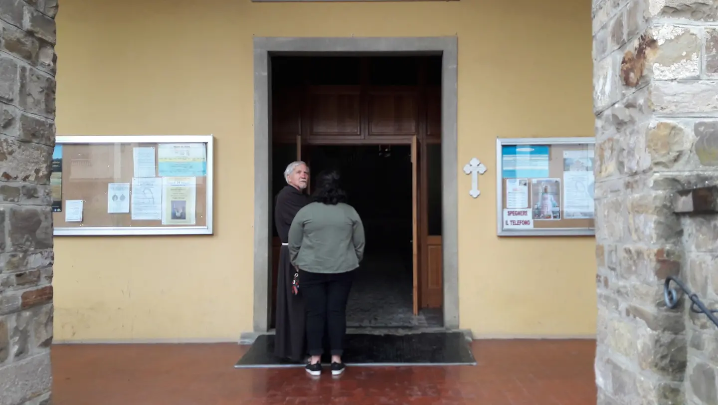 Piromane nella chiesa, a fuoco il confessionale / FOTO