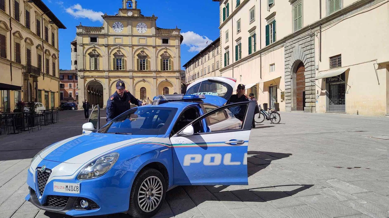 Droga e soldi in auto, tre arresti. Blitz della Polizia nel centro storico Droga e soldi in auto, tre arresti. Blitz della Polizia nel centro storico