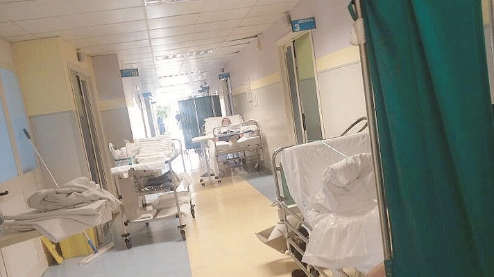 La situazione all’ospedale Santa Maria di Terni con alcuni letti sistemati nei corridoi dei reparti