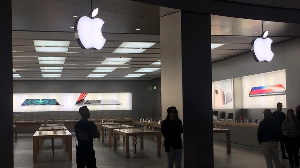 L'Apple Store dei Gigli nella mattina del lancio dell'Iphone 8