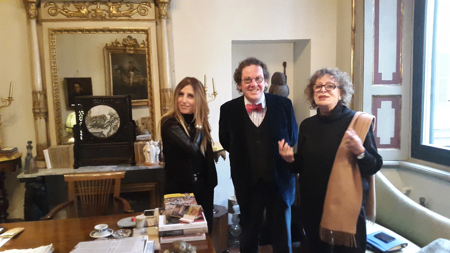 Antonietta Innocenti (a destra) con Rita Rocconi e Philippe Daverio