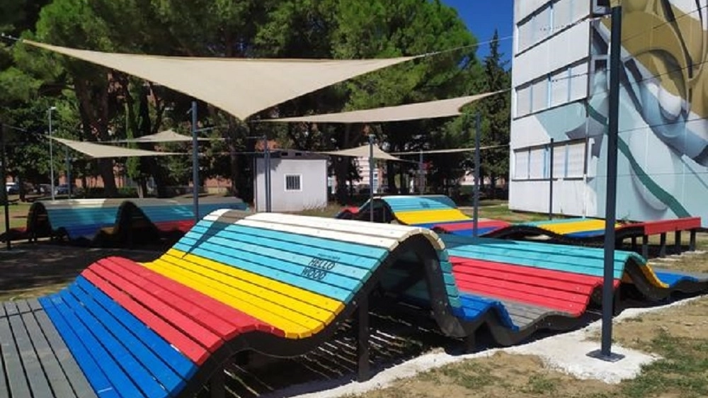Il giardino è caratteristico per le panchine ad onda e le panchine letterarie