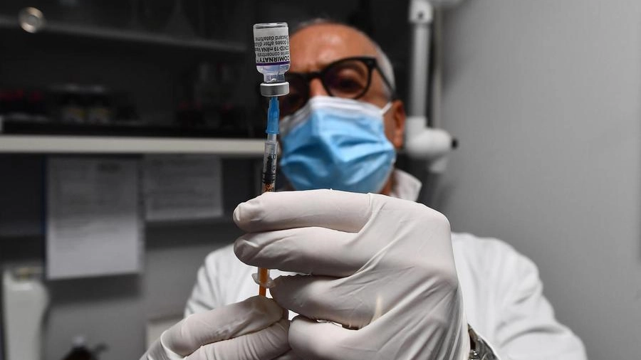 Vaccino contro il  Covid-19 in una farmacia nel quartiere di Sestri Ponente (Ansa)
