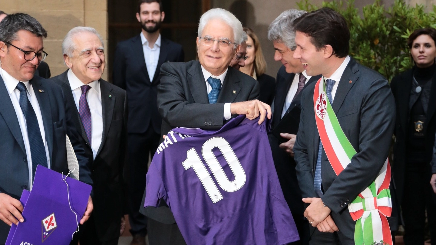 Il presidente Mattarella con la maglia della Fiorentina regalata dal sindaco Nardella