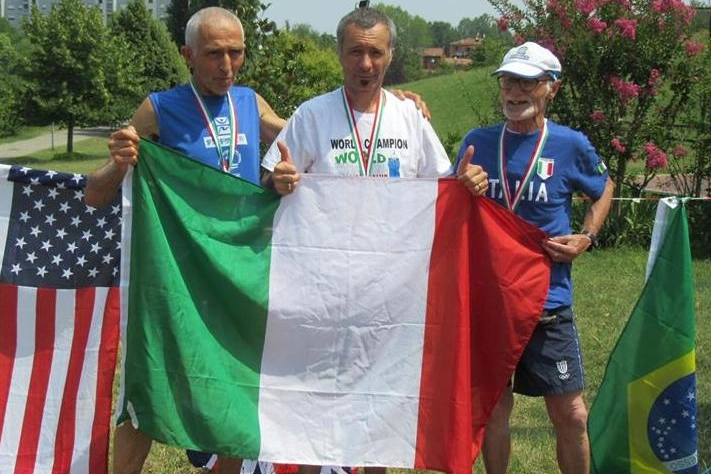 Nicola Fabbiani (al centro), vincitore della mezza maratona