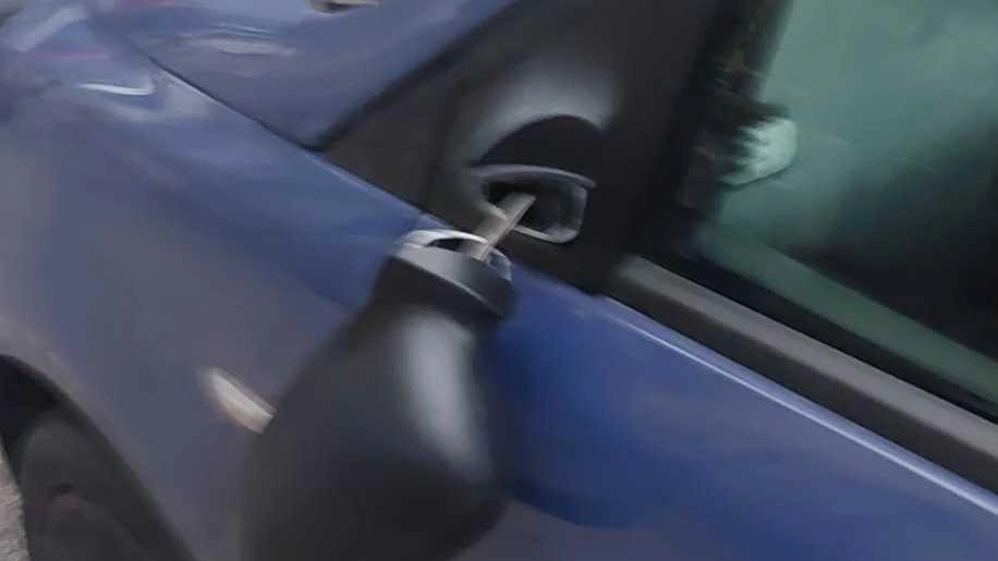 Raffica di vandalismi post corso. Specchietti delle auto devastati