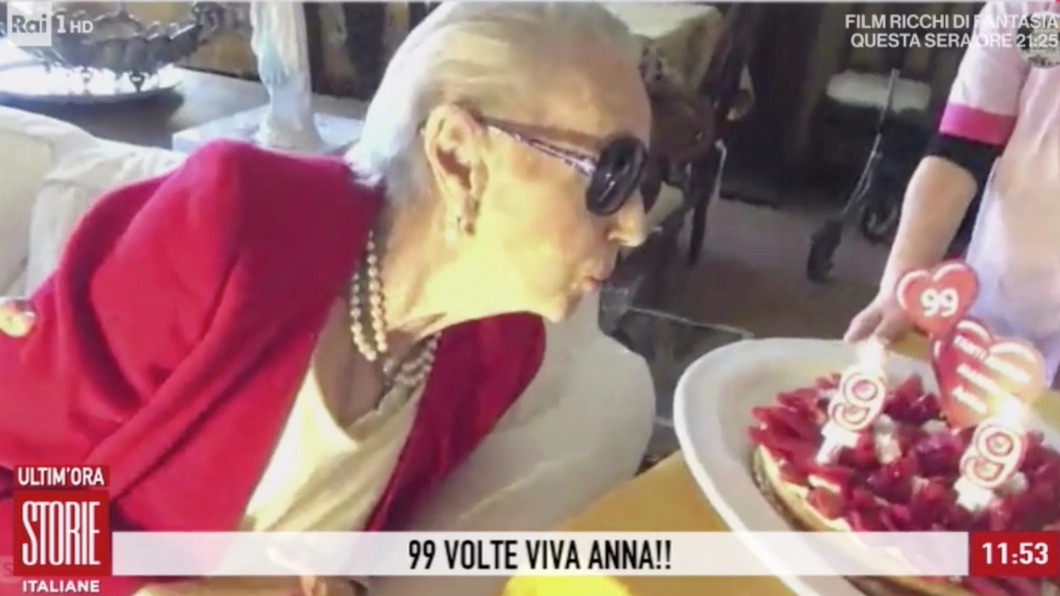 Anna Brosio soffia sulla torta con le candeline che indicano 99 anni