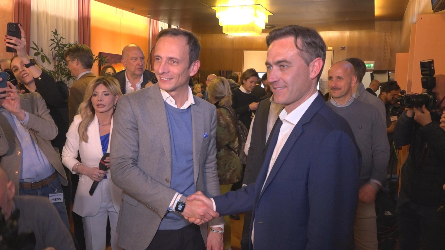 Fvg: stretta di mano tra Fedriga e Moretuzzo in Consiglio Fvg: stretta di mano tra Fedriga e Moretuzzo in Consiglio