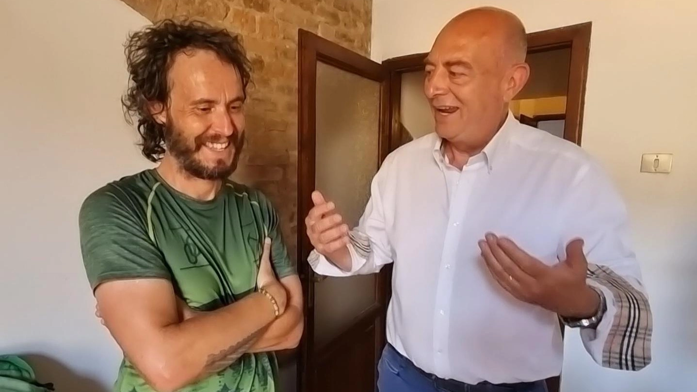 Camminare e lavorare  Lo "Smart Walking"  arriva pure a Pistoia  con il pellegrino Fiz