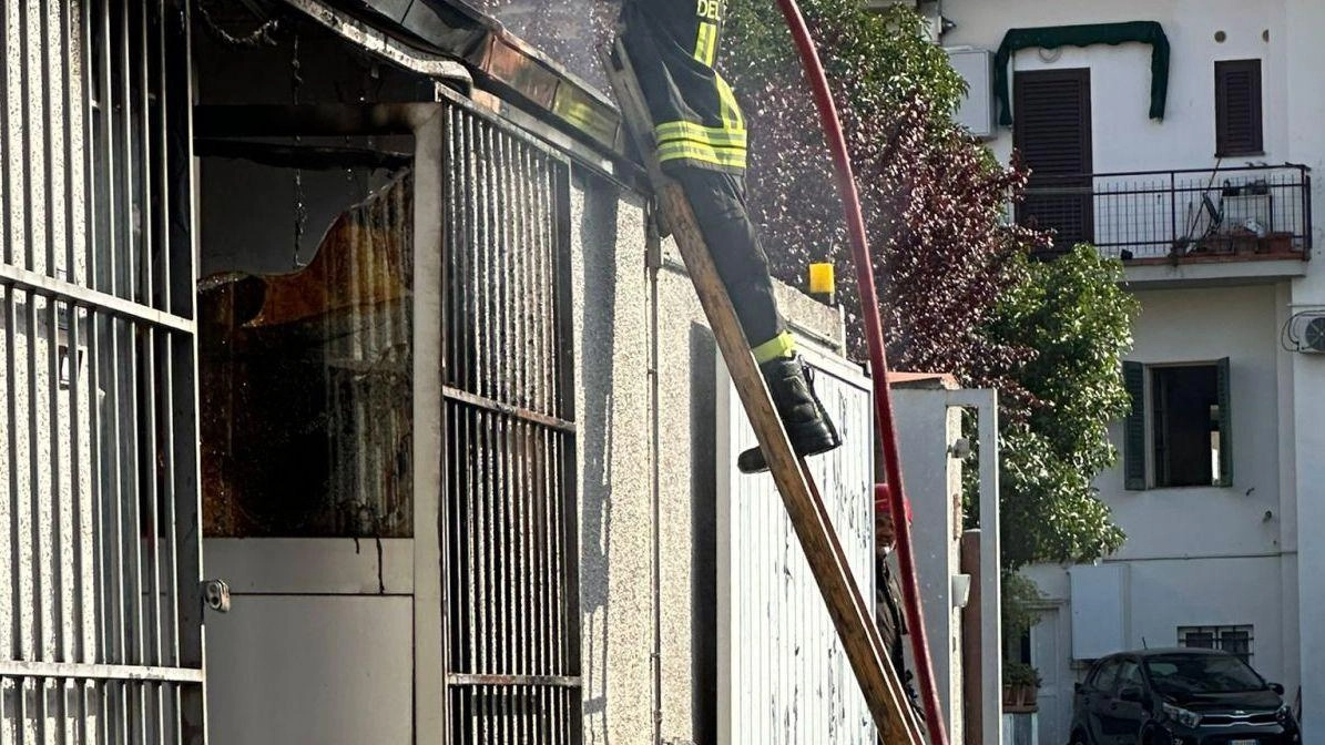 Esplosioni e fuoco nel laboratorio. Nessun ferito ma una grande paura
