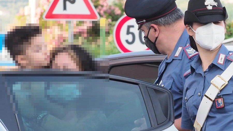 La testimone viene portata via dai carabinieri (foto Pasquali)