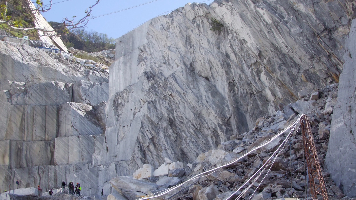 La frana nella cava a Carrara (Foto Delia)