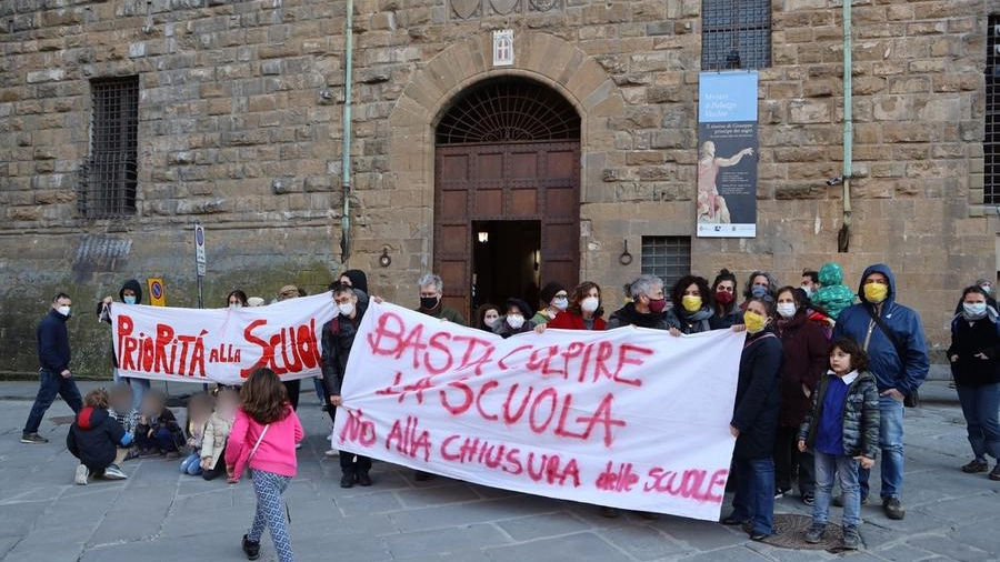 Protesta a Firenze a favore della scuola (foto Giuseppe Cabras/New Press Photo)