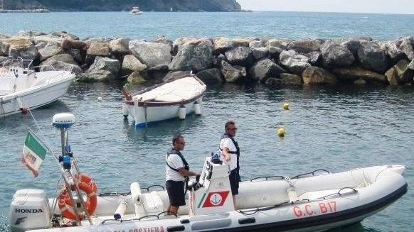 VIGILANZA Il personale della Capitaneria di porto ha sorpreso un pescatore in acque non consentite a Bonassola