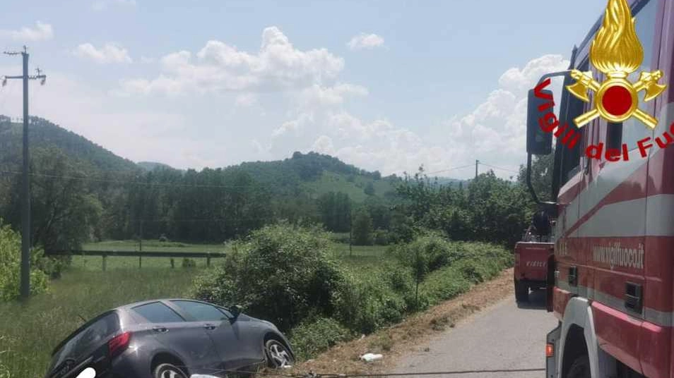 Va fuori strada con l’auto: ferito,  estratto dai vigili del fuoco