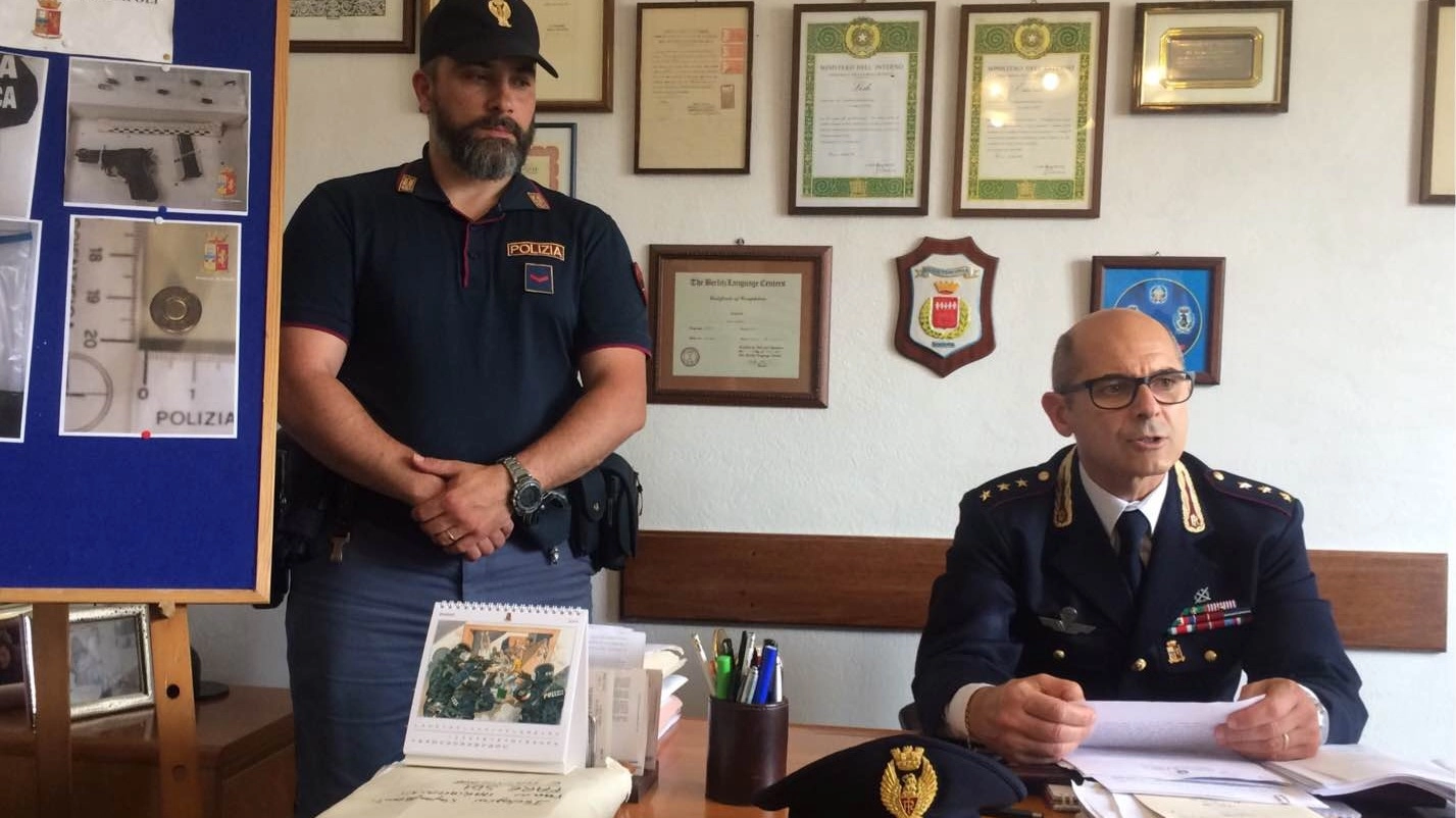 Il commissario dell’anticrimine Danilo Di Stefano durante il resoconto dell’arresto
