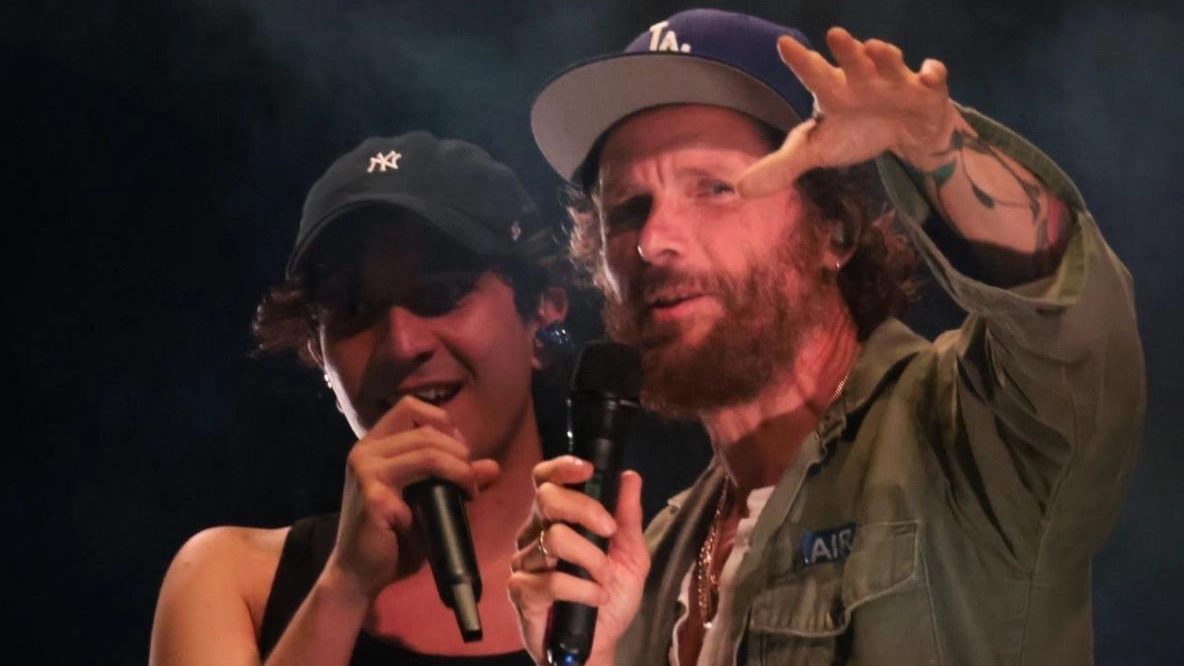 "Toh, quello è Tananai"  Jovanotti sale sul palco  nella notte dei seimila  "L’ho visto sui manifesti..."