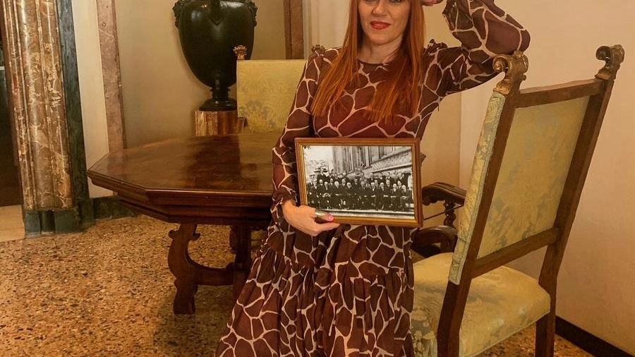 Gabriella Greison con la foto usata durante lo spettacolo teatrale "Monologo Quantistico" Gabriella Greison con la foto usata durante lo spettacolo teatrale "Monologo Quantistico"