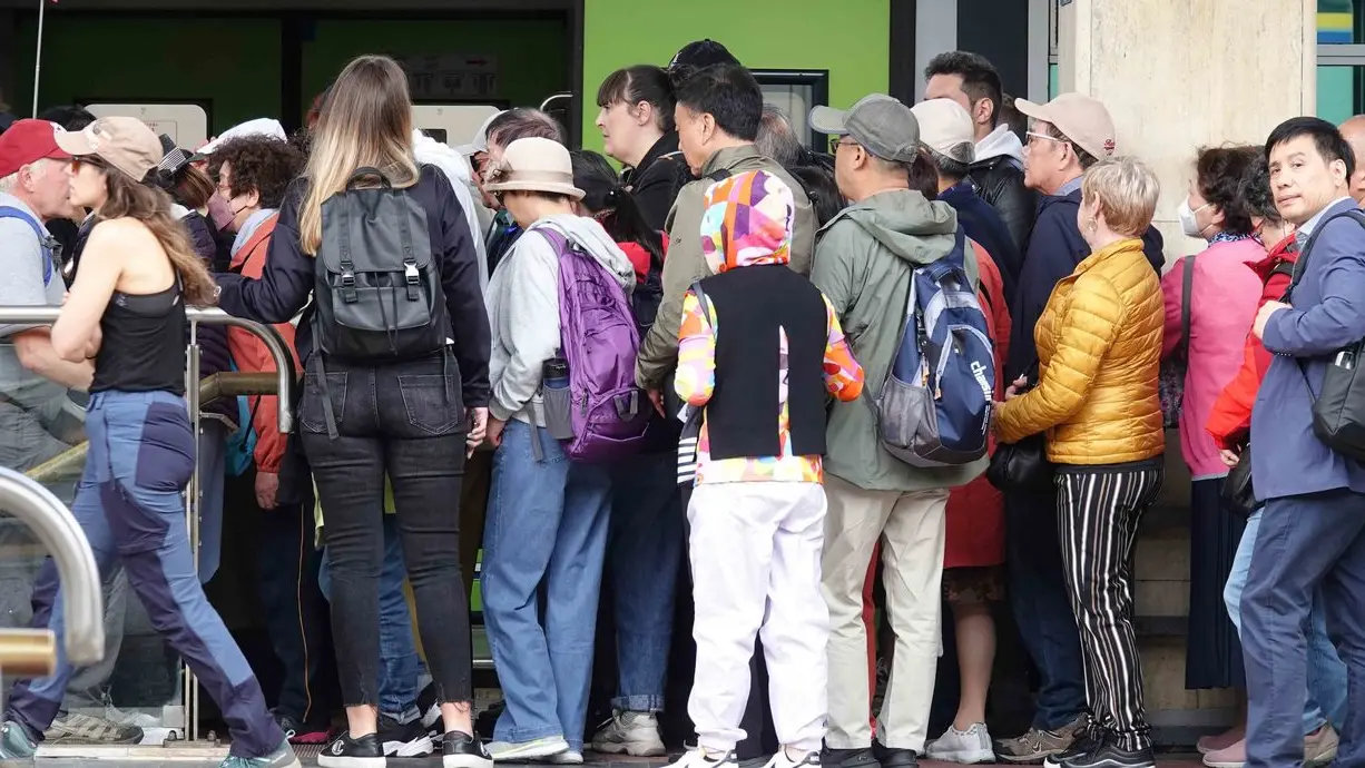 Turisti nel primissimo pomeriggio di ieri mentre si accalcano sui binari della stazione ferroviaria di Spezia, di ritorno dalle Cinque Terre