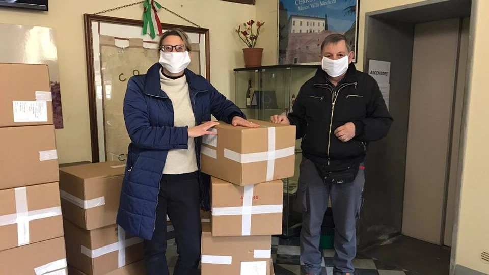 Renato Picchi dell'Arci Rossetti consegna le mascherine al sindaco Simona Rossetti