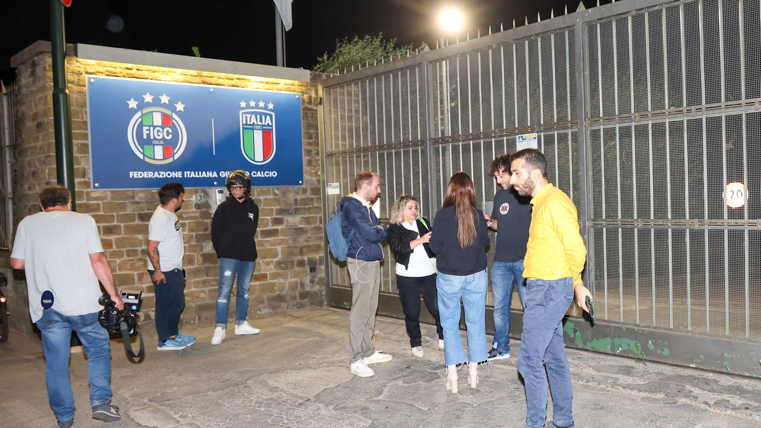Giornalisti in attesa all'esterno del Centro Tecnico Federale (Germogli) Giornalisti in attesa all'esterno del Centro Tecnico Federale (Germogli)