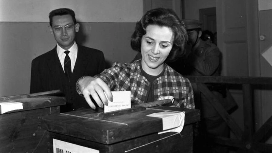 Donna al voto (foto Ansa)