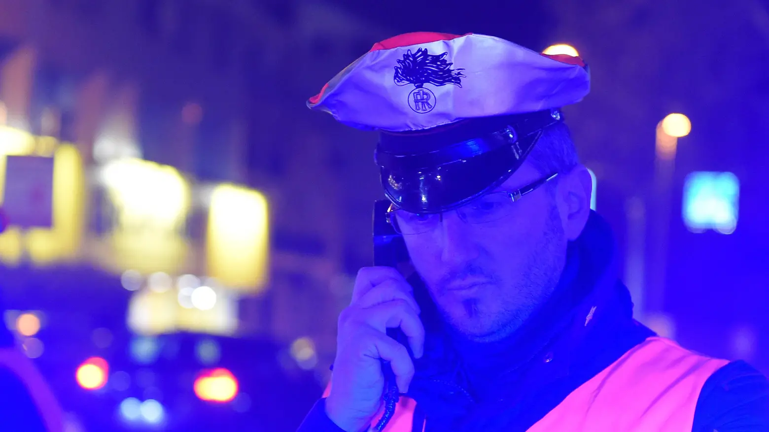 Non si ferma all’alt sperona i carabinieri e si tuffa nel fiume Arno Non si ferma all’alt sperona i carabinieri e si tuffa nel fiume Arno