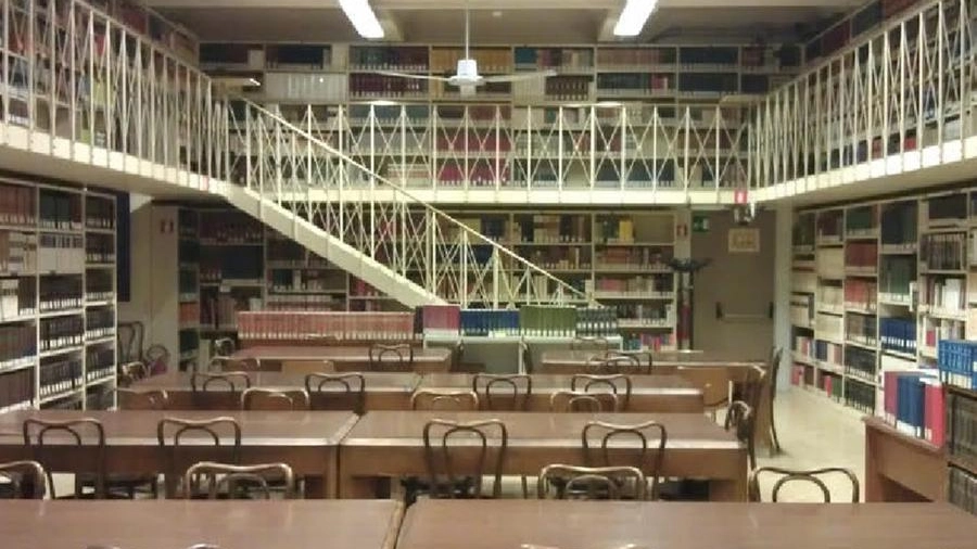 Una delle sale di lettura della Biblioteca Universitaria di Pisa, chiusa da oltre 9 anni