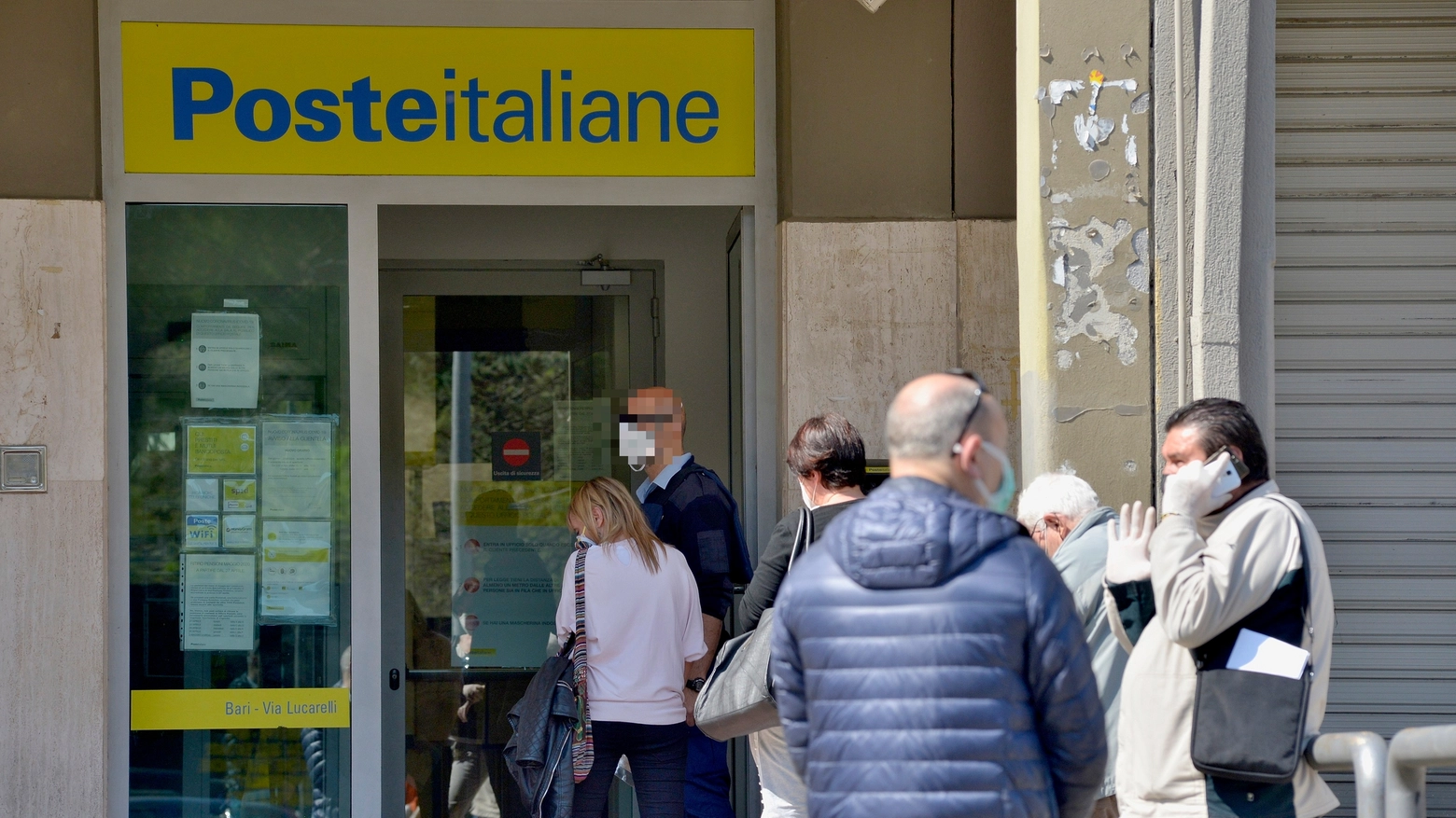Persone in fila alle Poste (foto di repertorio)