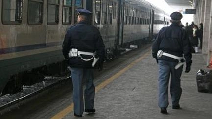 Due agenti della polizia ferroviaria in stazione