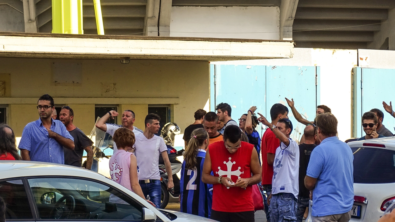 Tifosi all'Arena Garibaldi in attesa delle decisioni sui ripescaggi (Salvini)