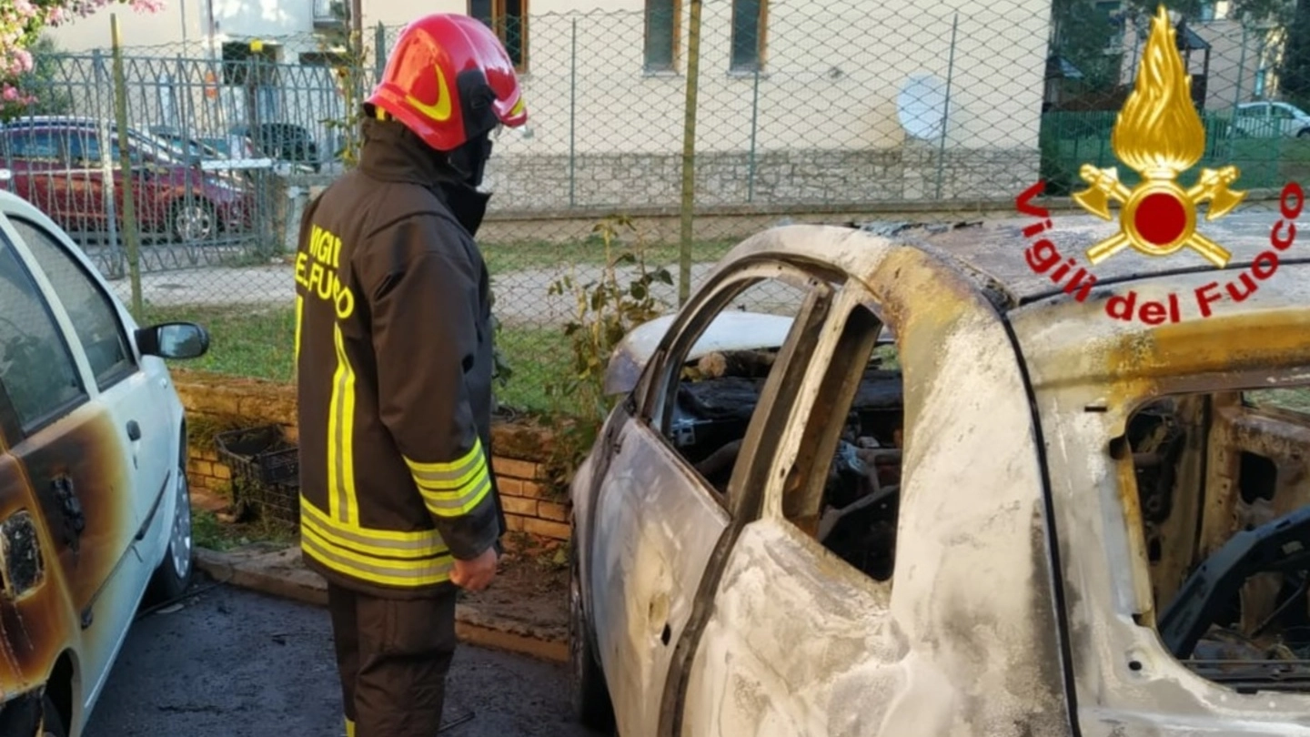 L'auto incendiata